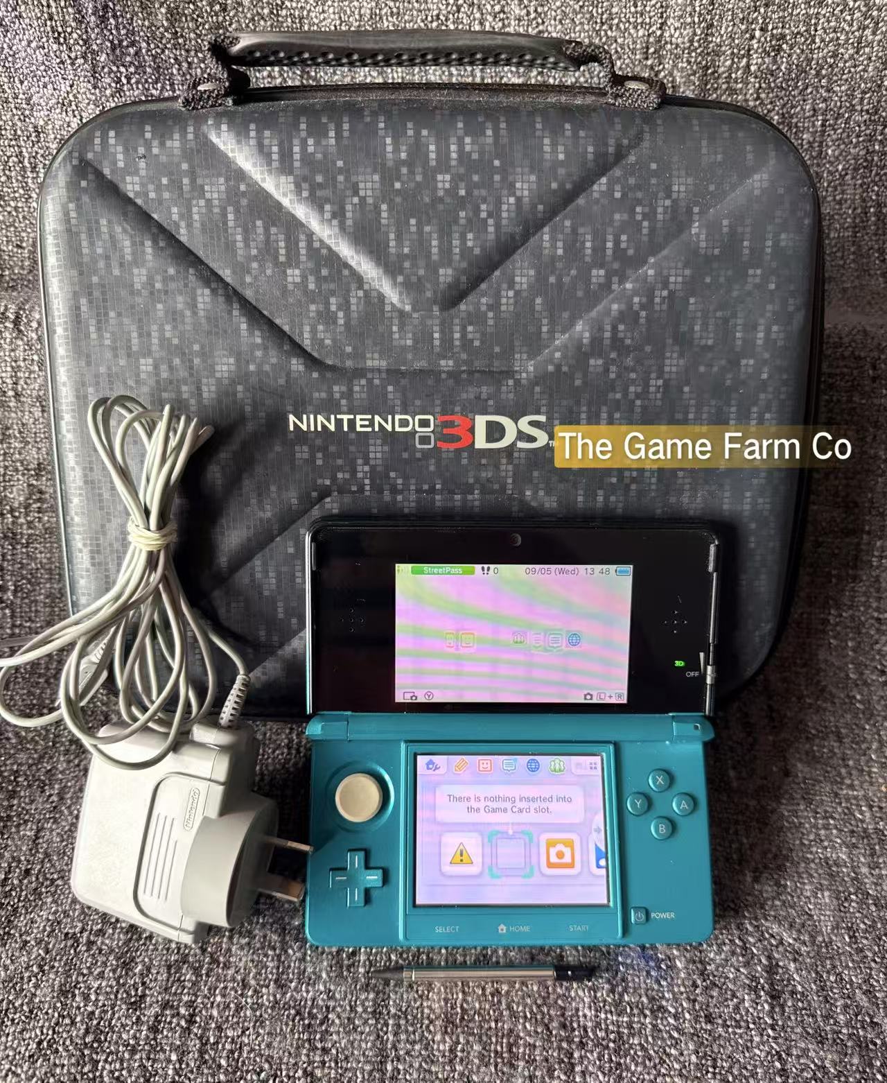 Nintendo 3DS Console With Charger & Large Carry case In Great Condition - Blue